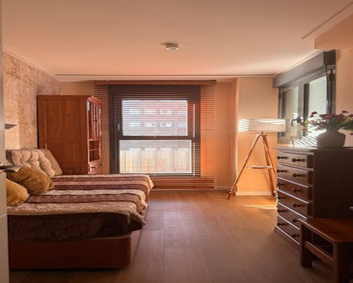 Escritorio bien organizado en un apartamento pequeño con luz cálida